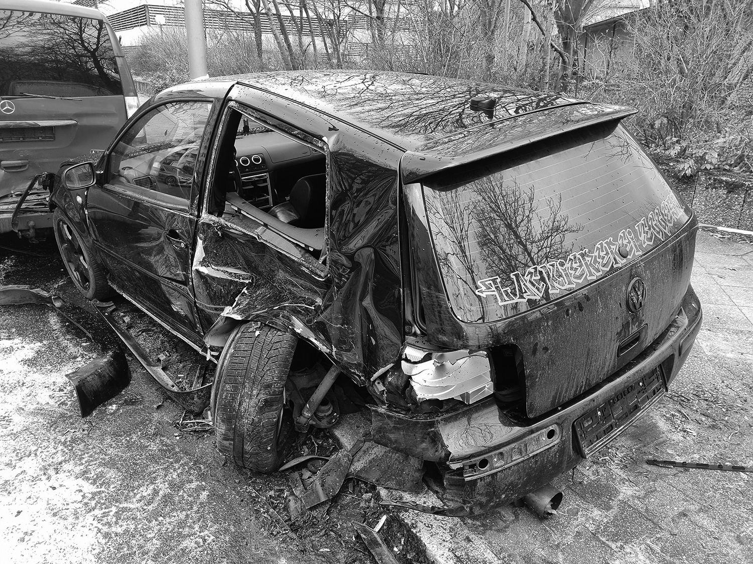 Schwer verunfallter VW Golf (Die Bildrechte liegen bei dem Verfasser der Mitteilung.) Schwer verunfallter VW Golf (Die Bildrechte liegen bei dem Verfasser der Mitteilung.)