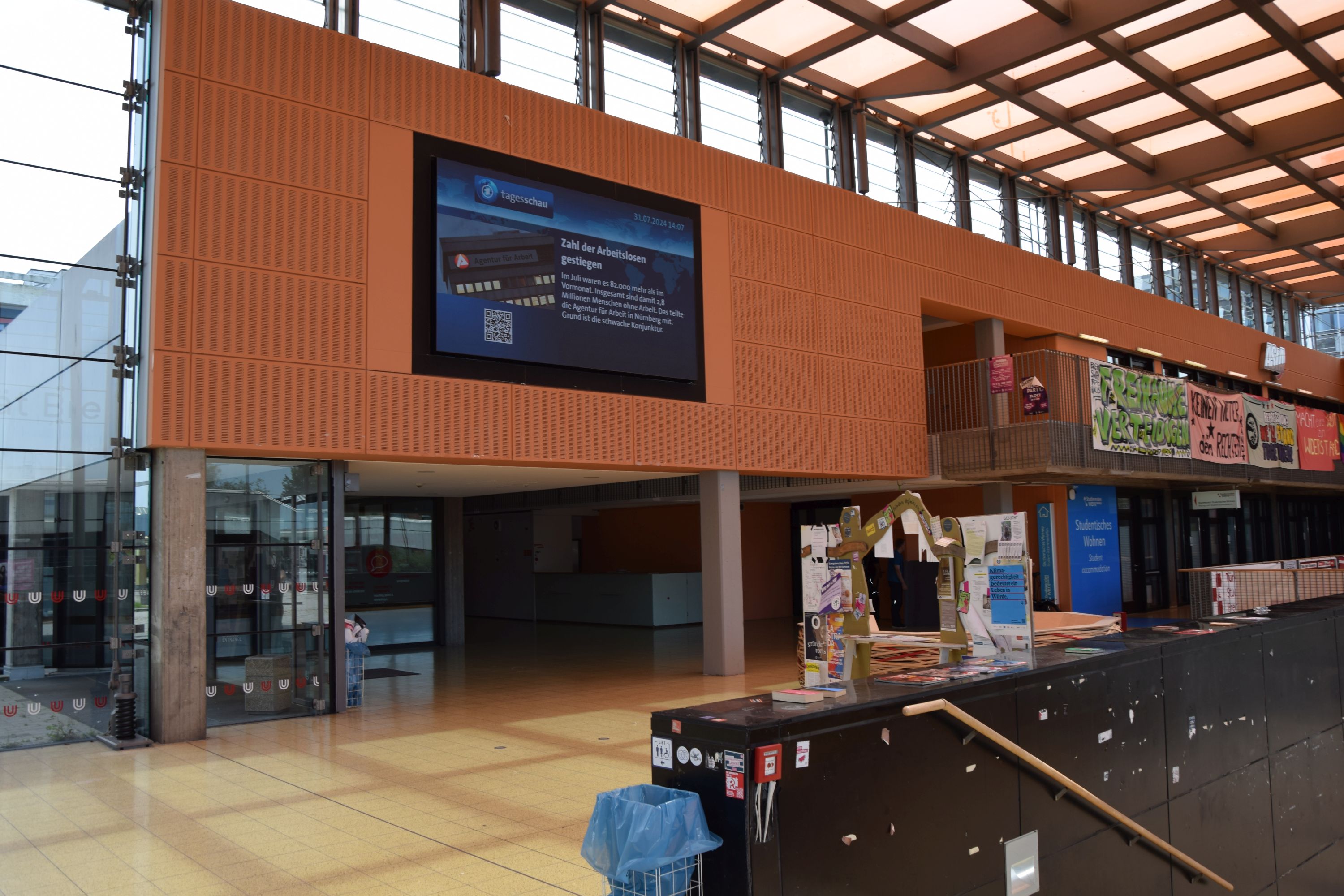 DOOH: Campus Screens by Deutsche Hochschulwerbung mit neuer LED Videowall (Die Bildrechte liegen bei dem Verfasser der Mitteilung.) DOOH: Campus Screens by Deutsche Hochschulwerbung mit neuer LED Videowall (Die Bildrechte liegen bei dem Verfasser der Mitteilung.)