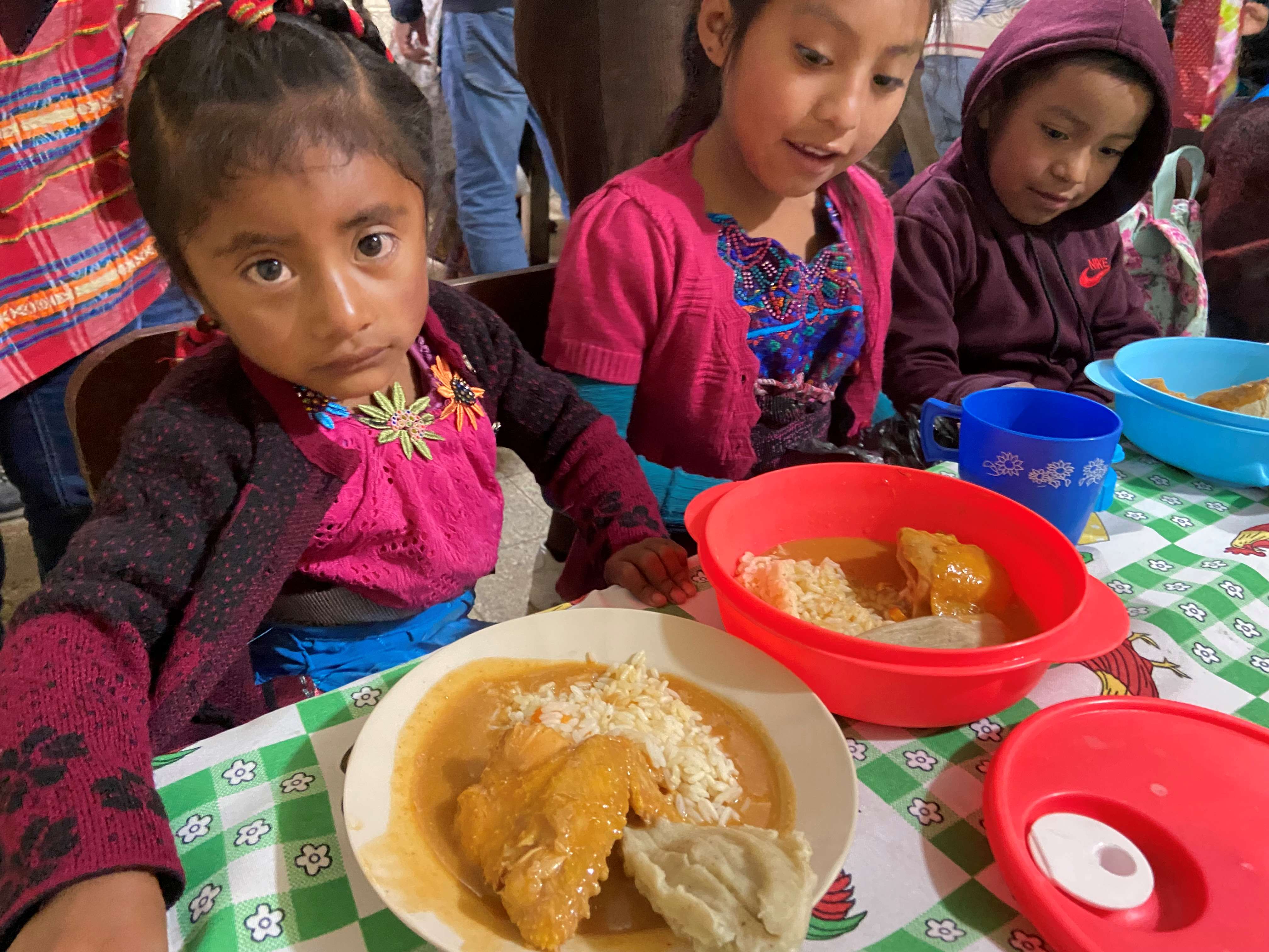 Kinder in einer der Hungerküchen der Stiftung Kinderzukunft in Guatemala, die gerade Essen bekommen 