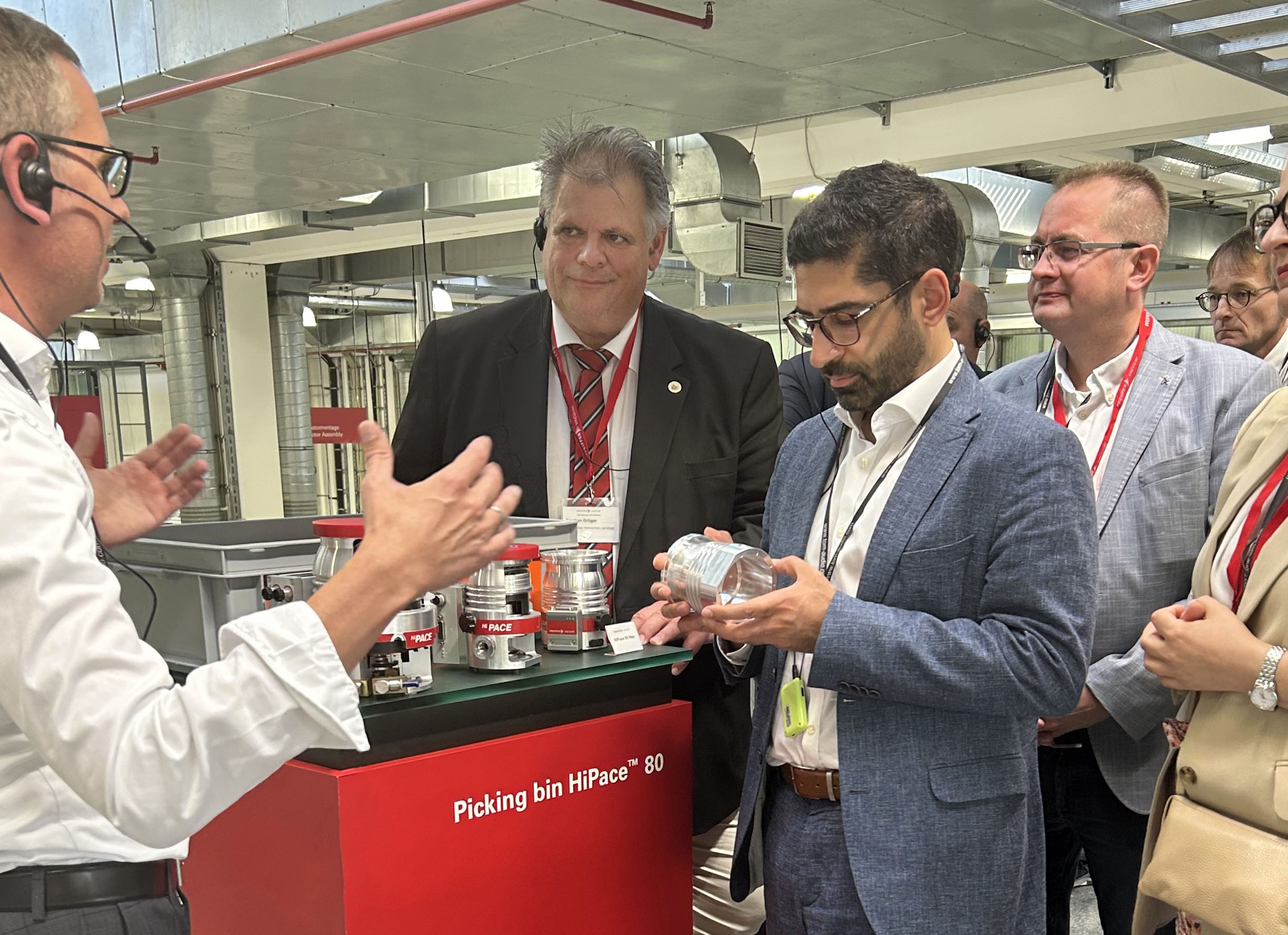 Wirtschaftsminister Kaweh Mansoori zu Besuch bei Pfeiffer Vacuum (Die Bildrechte liegen bei dem Verfasser der Mitteilung.) Wirtschaftsminister Kaweh Mansoori zu Besuch bei Pfeiffer Vacuum (Die Bildrechte liegen bei dem Verfasser der Mitteilung.)