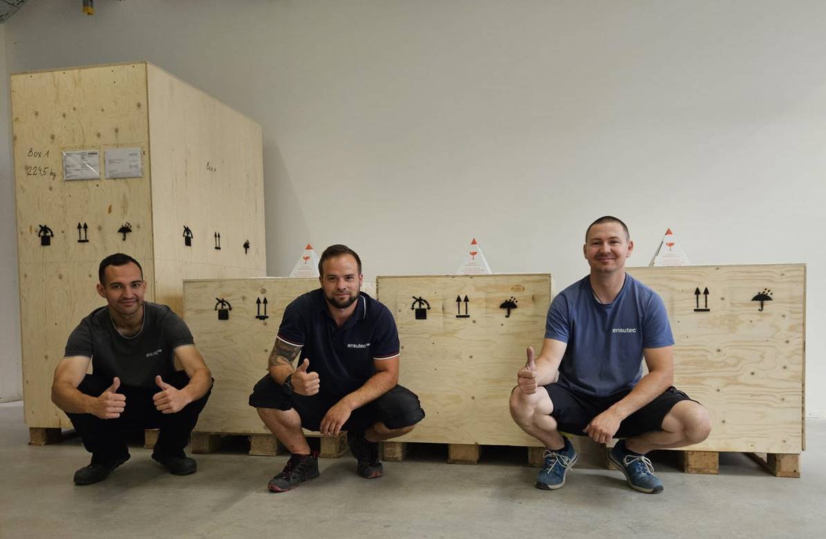 Mitarbeiter der ensutec GmbH vor den verpackten airmatic-Geräten, die per Luftfracht nach Indien ges Mitarbeiter der ensutec GmbH vor den verpackten airmatic-Geräten, die per Luftfracht nach Indien ges
