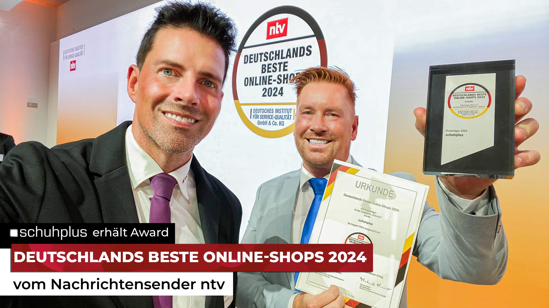 schuhplus-Chefs Georg Mahn& Kay Zimmer (v.l.) freuen sichüber den Award vom Nachrichtensender ntv (Die Bildrechte liegen bei dem Verfasser der Mitteilung.)