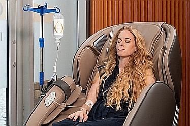 Entspannen im Drip-Spa: Vitamininfusion im hochmodernen High-End-Massagesessel; (C) SanaFusion GmbH