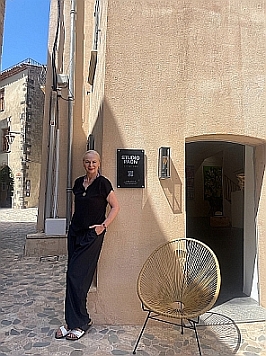 Gaby Fey vor der Galerie Studio Paon; Rechte: Gaby Fey Gaby Fey vor der Galerie Studio Paon; Rechte: Gaby Fey