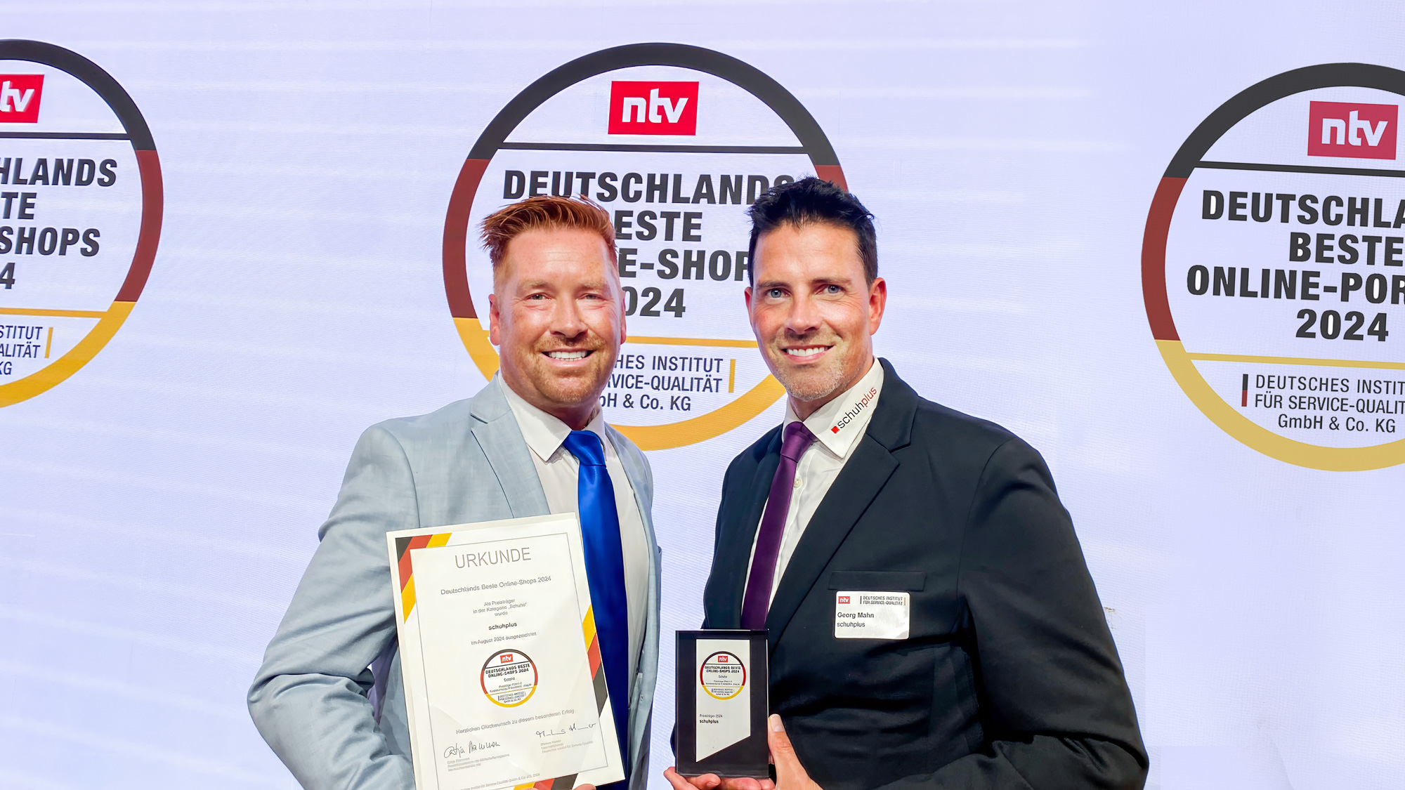ntv-Award für Kay Zimmer und Georg Mahn (v.l.) von schuhplus: Deutschlands Beste Online-Shops 2024" (Bildquelle: Foto: Thomas Ecke / DISQ / ntv) ntv-Award für Kay Zimmer und Georg Mahn (v.l.) von schuhplus: Deutschlands Beste Online-Shops 2024" (Bildquelle: Foto: Thomas Ecke / DISQ / ntv)