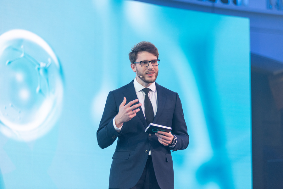 Kamil Majczak, CEO von Qemetica, freut sich die globale Präsenz Qemeticas zu steigern.