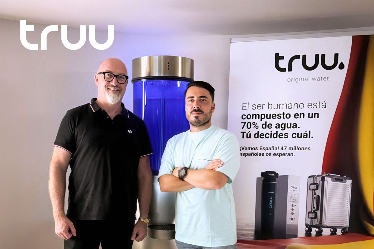truu-CEO Timo Krause (li.) und der Leiter der Klinik Dr. Vicente Belvis (© truu) truu-CEO Timo Krause (li.) und der Leiter der Klinik Dr. Vicente Belvis (© truu)