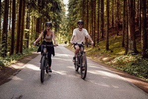 Spaß beim E-Biken(c)wealthyadventure (Hotel Freigold)