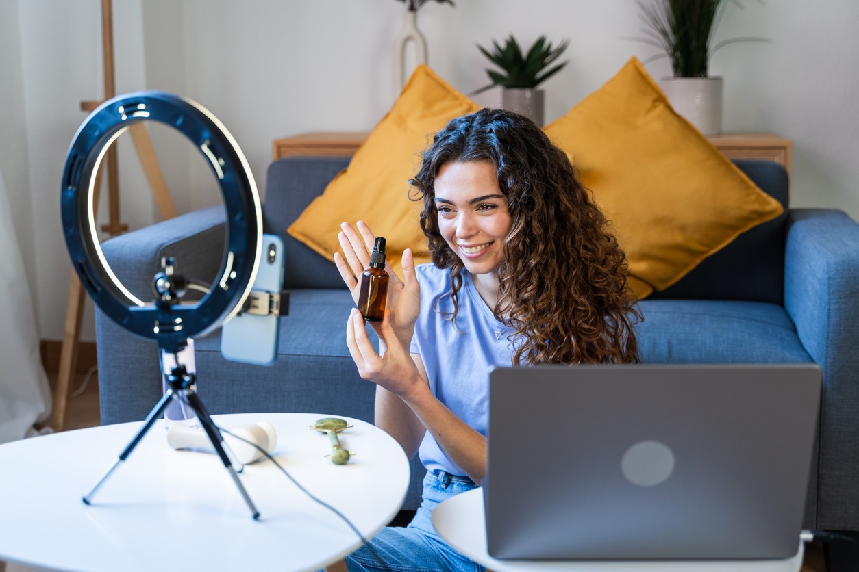 (Bildquelle: iStock-2035048955, Influenzer)