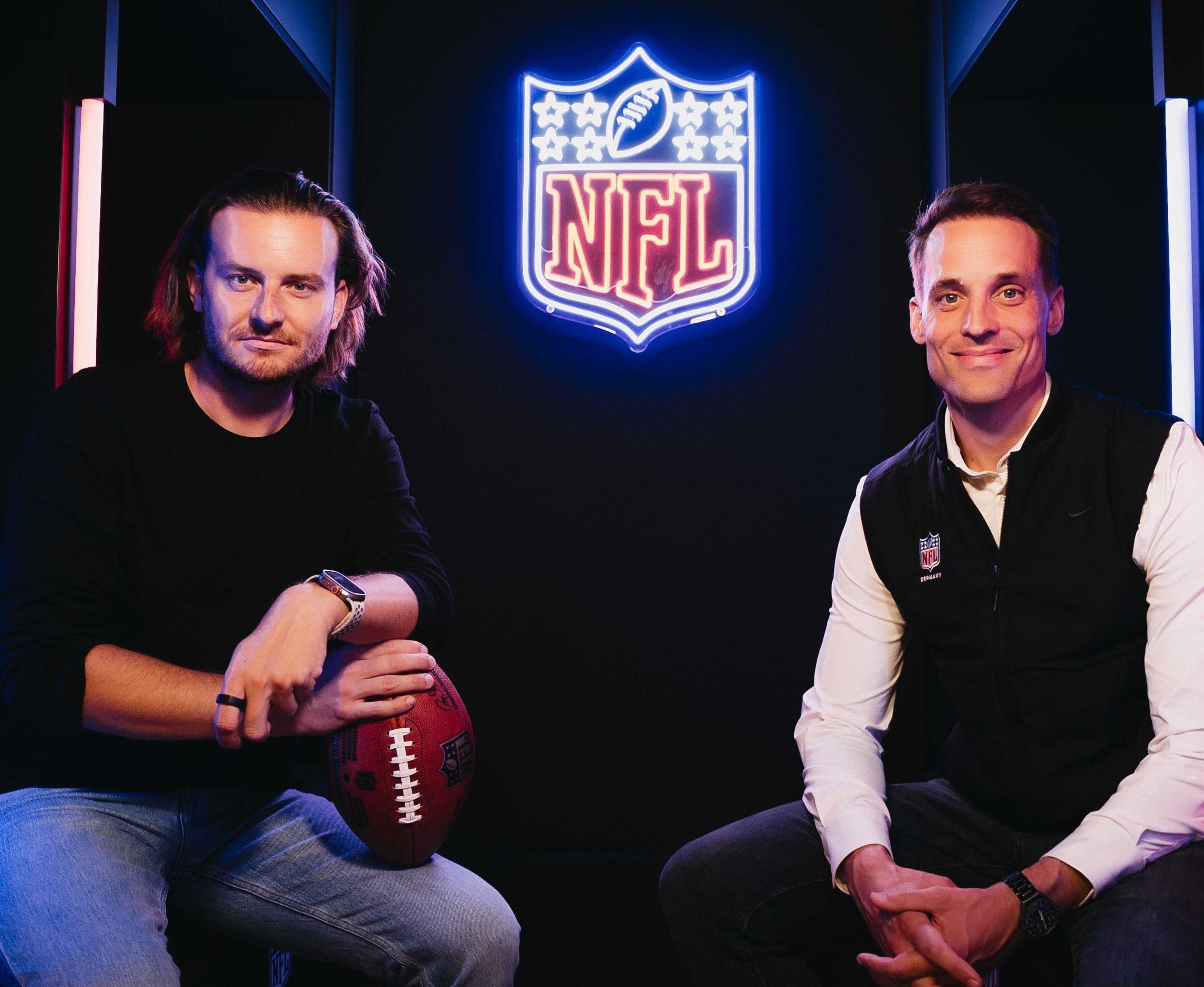 Eric Demuth, CEO und Mitgründer von Bitpanda& Alexander Steinforth, General Manager NFL Deutschland (Die Bildrechte liegen bei dem Verfasser der Mitteilung.) Eric Demuth, CEO und Mitgründer von Bitpanda& Alexander Steinforth, General Manager NFL Deutschland (Die Bildrechte liegen bei dem Verfasser der Mitteilung.)