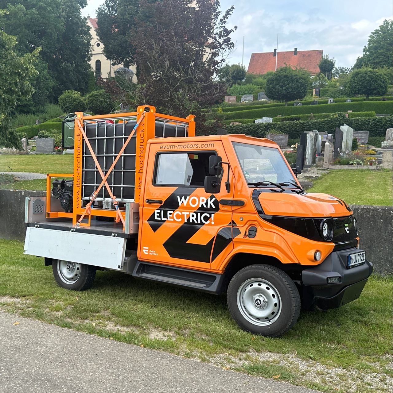 Der Evum leistet wichtige Hilfe bei der Instandhaltung von Parks; Foto: EVUM Motors