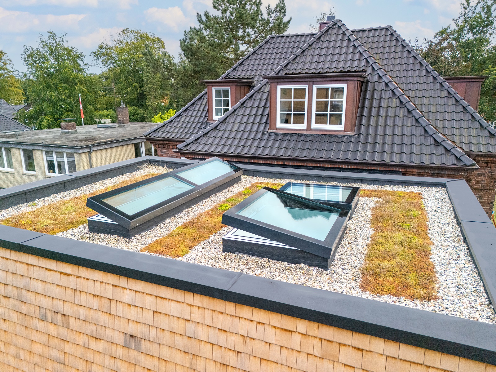 Der moderne Anbau auf der Nordseite der 1933 errichteten Rotklinkervilla sollte mit viel natürlichem Tageslicht versorgt werden. Der moderne Anbau auf der Nordseite der 1933 errichteten Rotklinkervilla sollte mit viel natürlichem Tageslicht versorgt werden.