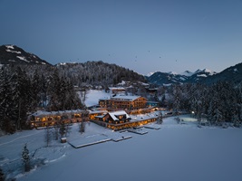 Verschneites Hotel am Abend (Alpenhotel Kitzbühel)