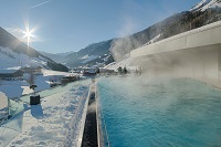 Skylounge mit Blick auf die verschneite Winterlandschaft (Wellnessresort Amonti & Lunaris)