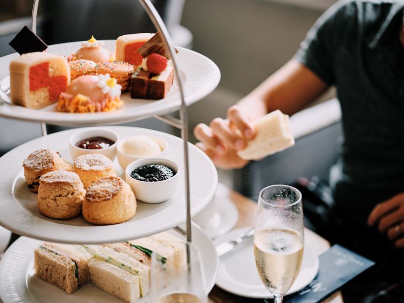 Von süß bis herzhaft. Etagere beim Afternoon Tea auf Jersey. Foto: Max Burnett 