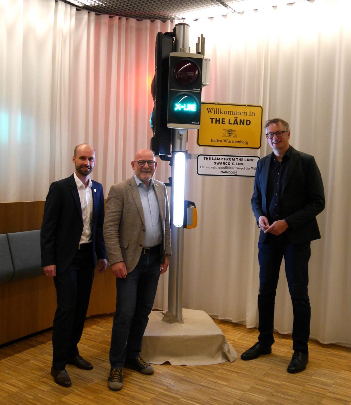 v.l.n.r.: Lucas Kornacher, Winfried Hermann und Andreas Schwarz (Copyright: SWARCO TRAFFIC SYSTEMS GmbH)