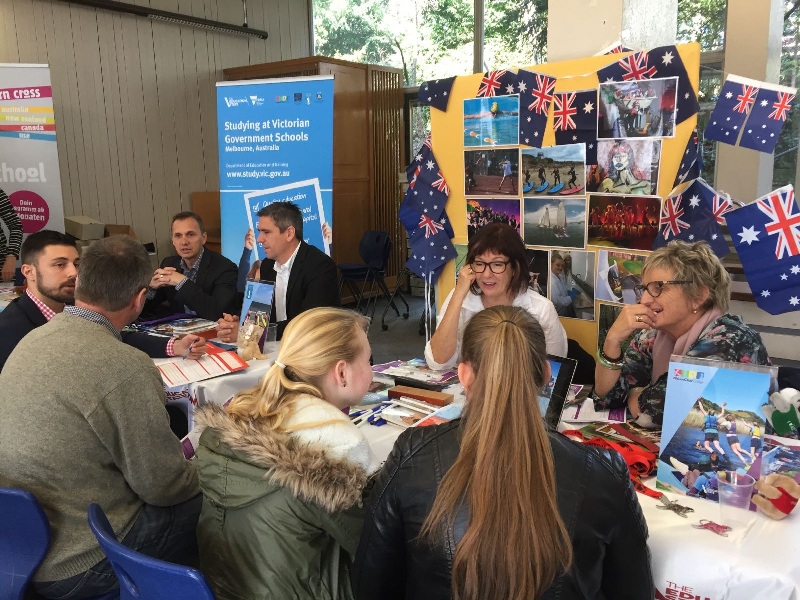 Junge Menschen lassen sich zum Schüleraustausch auf der Insidermesse beraten (Die Bildrechte liegen bei dem Verfasser der Mitteilung.) Junge Menschen lassen sich zum Schüleraustausch auf der Insidermesse beraten (Die Bildrechte liegen bei dem Verfasser der Mitteilung.)