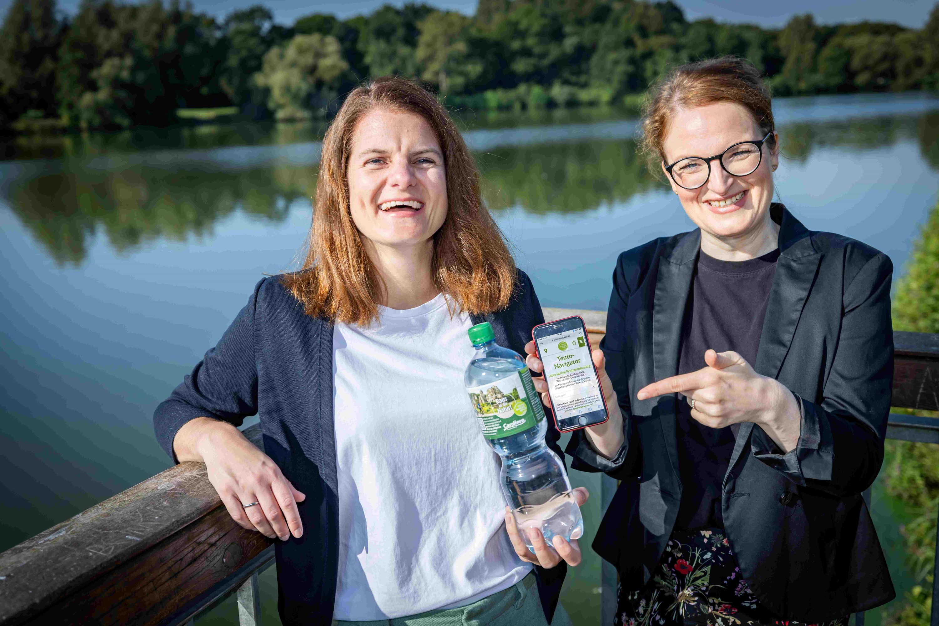Saskia Huneke von Carolinen Brunnen und Annika Lammers vom Teutoburger Wald Tourismus (v.l.) (Die Bildrechte liegen bei dem Verfasser der Mitteilung.) Saskia Huneke von Carolinen Brunnen und Annika Lammers vom Teutoburger Wald Tourismus (v.l.) (Die Bildrechte liegen bei dem Verfasser der Mitteilung.)