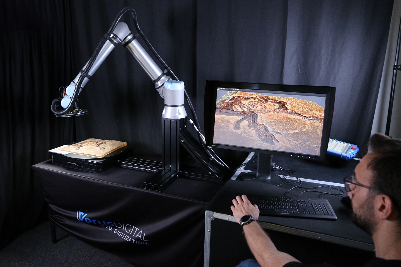 Die Fraunhofer-Ausgründung Verus Digital GmbH bietet Museen und Archiven 3D-Scanroboter und Digitalisierungsservices an. Die Fraunhofer-Ausgründung Verus Digital GmbH bietet Museen und Archiven 3D-Scanroboter und Digitalisierungsservices an.