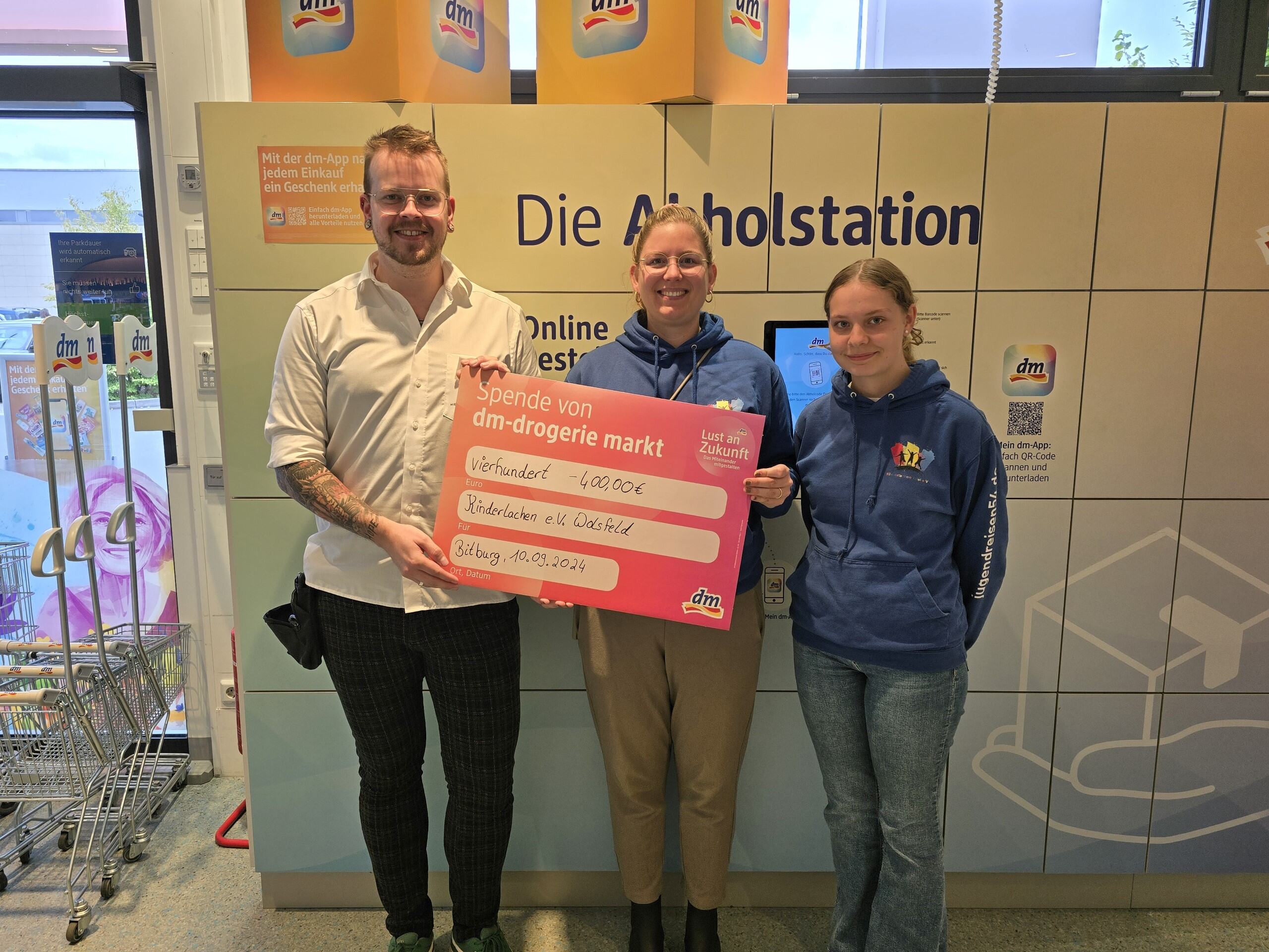 Stellvertr. Marktleiter Marcel Rupprechtübergibt die Spende an Sophie Morbach und Sophie Treptau. (Die Bildrechte liegen bei dem Verfasser der Mitteilung.)