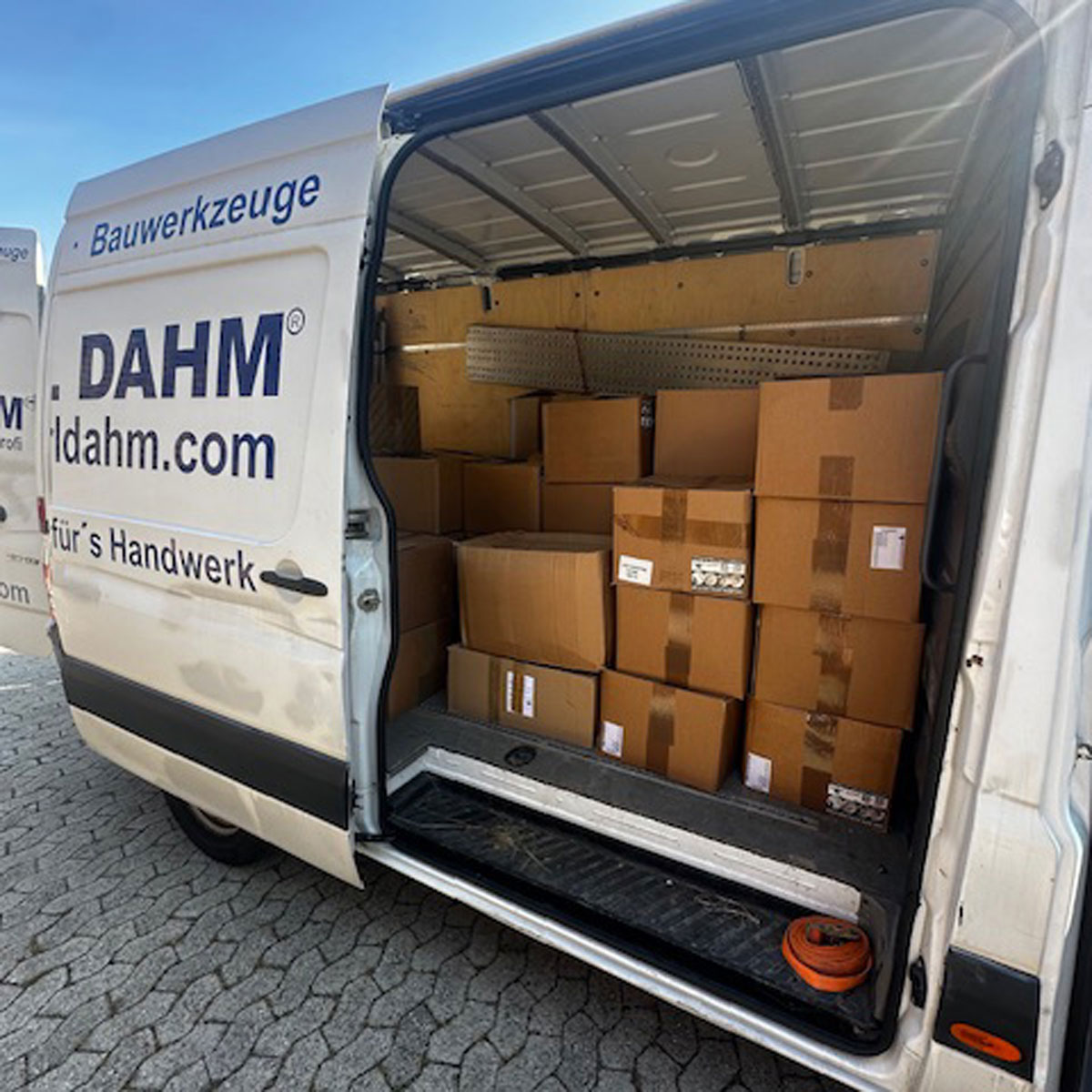 Karl Dahm Transporter mit Kleiderspenden für Menschen im Balkan Karl Dahm Transporter mit Kleiderspenden für Menschen im Balkan