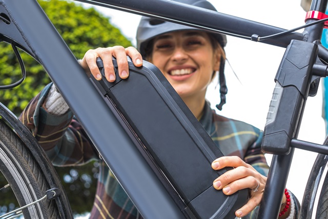 Brandschutz: Für das sichere Laden von E-Bike Batterien VDMA geprüfte Ladeschränke verwenden (Die Bildrechte liegen bei dem Verfasser der Mitteilung.) Brandschutz: Für das sichere Laden von E-Bike Batterien VDMA geprüfte Ladeschränke verwenden (Die Bildrechte liegen bei dem Verfasser der Mitteilung.)