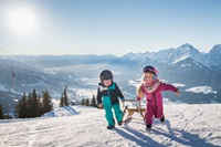 Kinder beim Rodeln in den Bergen (c) Angélica Morales (TVB Silberregion Karwendel)