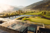 Infinity Pool und Golfplatz im Herbst (c) Jukka Pehkonen (Sportresidenz Zillertal)