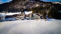 Verschneite Ansicht auf das Hotel (c) Sascha Reuter (Alpina Kössen)