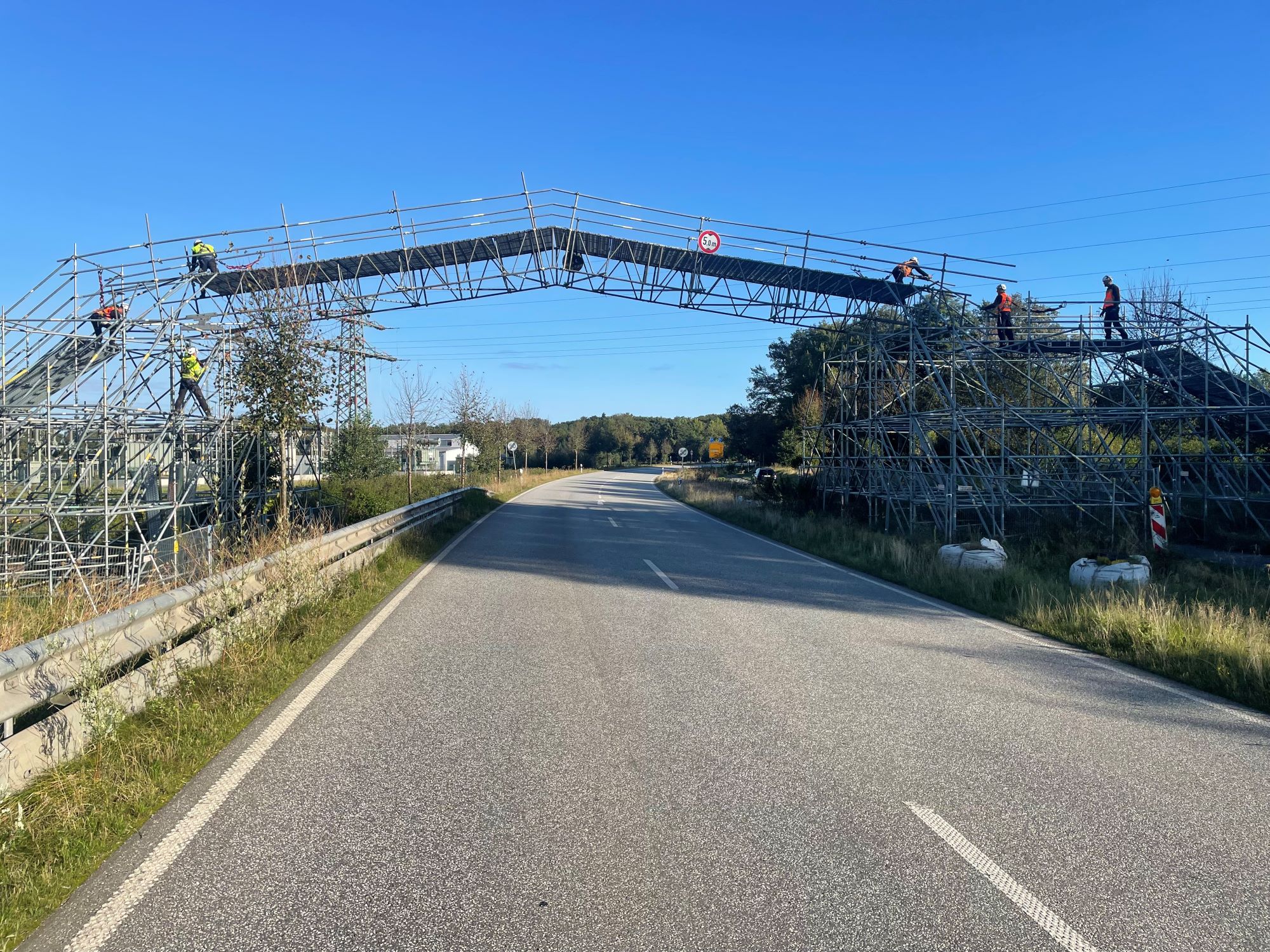 An der provisorischen Kabelbrücke werden die Verbindungsstücke gelöst. Copyright: Omexom Hochspannung GmbH An der provisorischen Kabelbrücke werden die Verbindungsstücke gelöst. Copyright: Omexom Hochspannung GmbH
