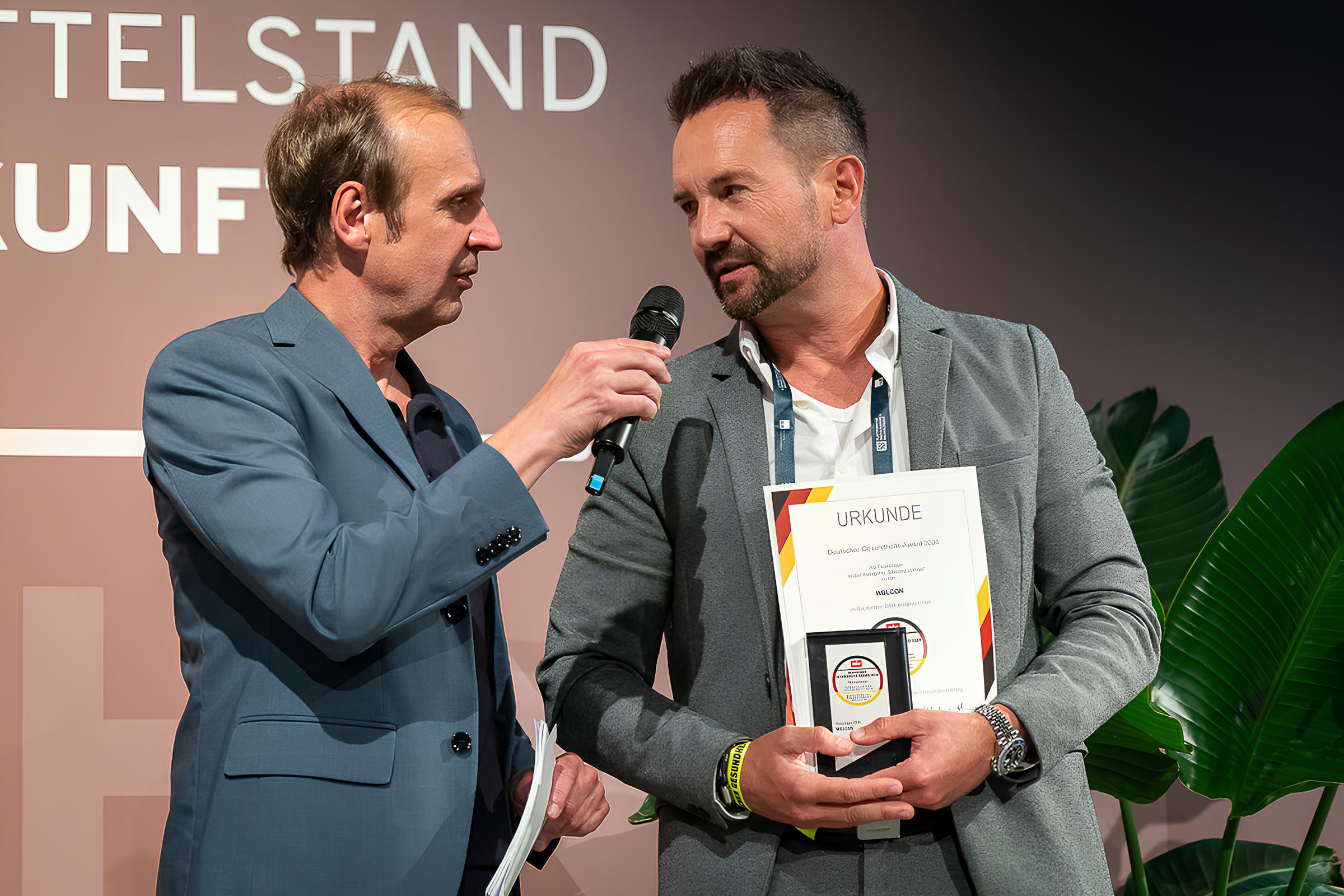 Moderator Torsten Knippertz im Gespräch mit Gründer und Geschäftsführer Stefan Iburg Moderator Torsten Knippertz im Gespräch mit Gründer und Geschäftsführer Stefan Iburg