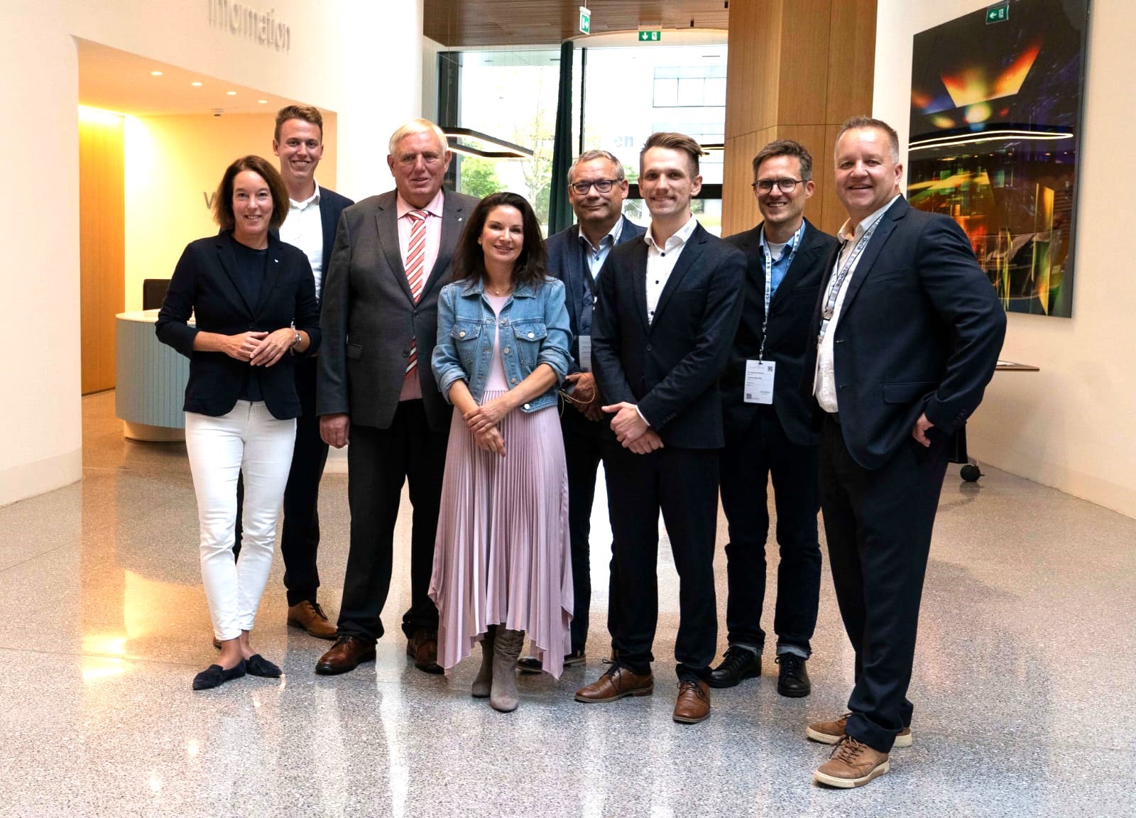 Sie wollen neue Impulse für die Gesundheitsvorsorge geben: Vivatura, NRW-Minister Laumann und fünf weitere Firmen aus OWL.