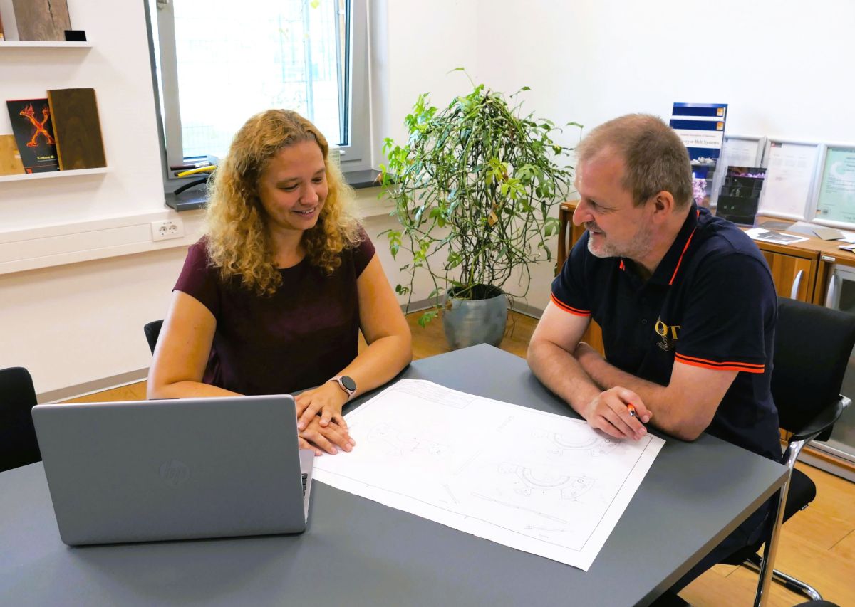 HR-Managerin Sandra Ziegler-Landmann im Fachgespräch mit Hubert Sadowski (© BFW Leipzig) HR-Managerin Sandra Ziegler-Landmann im Fachgespräch mit Hubert Sadowski (© BFW Leipzig)