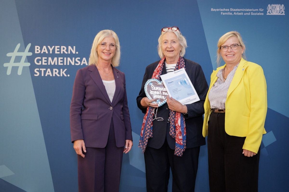 Ehrenamtsnachweis für Renate Hausdorf, überreicht von Sozialministerin Urike Scharf. (©PARITÄTISCHER Wohlfahrtsverband)