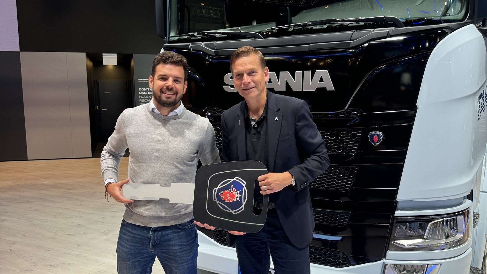 (v.l.n.r.) Matteo Oberto, CEO JUNA und Christian Levin, Präsident und CEO Scania (Die Bildrechte liegen bei dem Verfasser der Mitteilung.) (v.l.n.r.) Matteo Oberto, CEO JUNA und Christian Levin, Präsident und CEO Scania (Die Bildrechte liegen bei dem Verfasser der Mitteilung.)