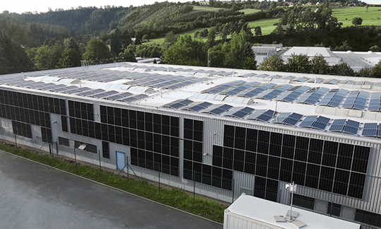 Neu errichtete Solaranlage der SCHÄFER WERKE Gruppe am Standort Lede?nad Sázavou in Tschechien. (Die Bildrechte liegen bei dem Verfasser der Mitteilung.)