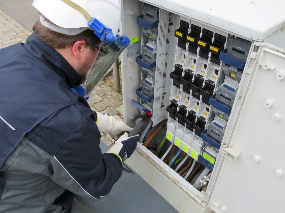 Magnus Moldenhauer, Techniker der HanseWerk-Tochter SH Netz, an einem neuen Kabelverteilerschrank.