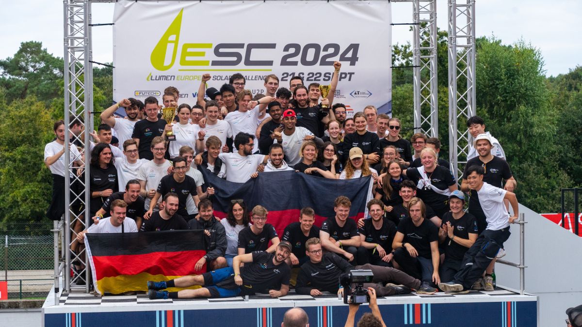 Das Team Sonnenwagen nach der Siegerehrung bei der iLumen European Solar Challenge (© Team Sonnenwagen Aachen e.V.) Das Team Sonnenwagen nach der Siegerehrung bei der iLumen European Solar Challenge (© Team Sonnenwagen Aachen e.V.)