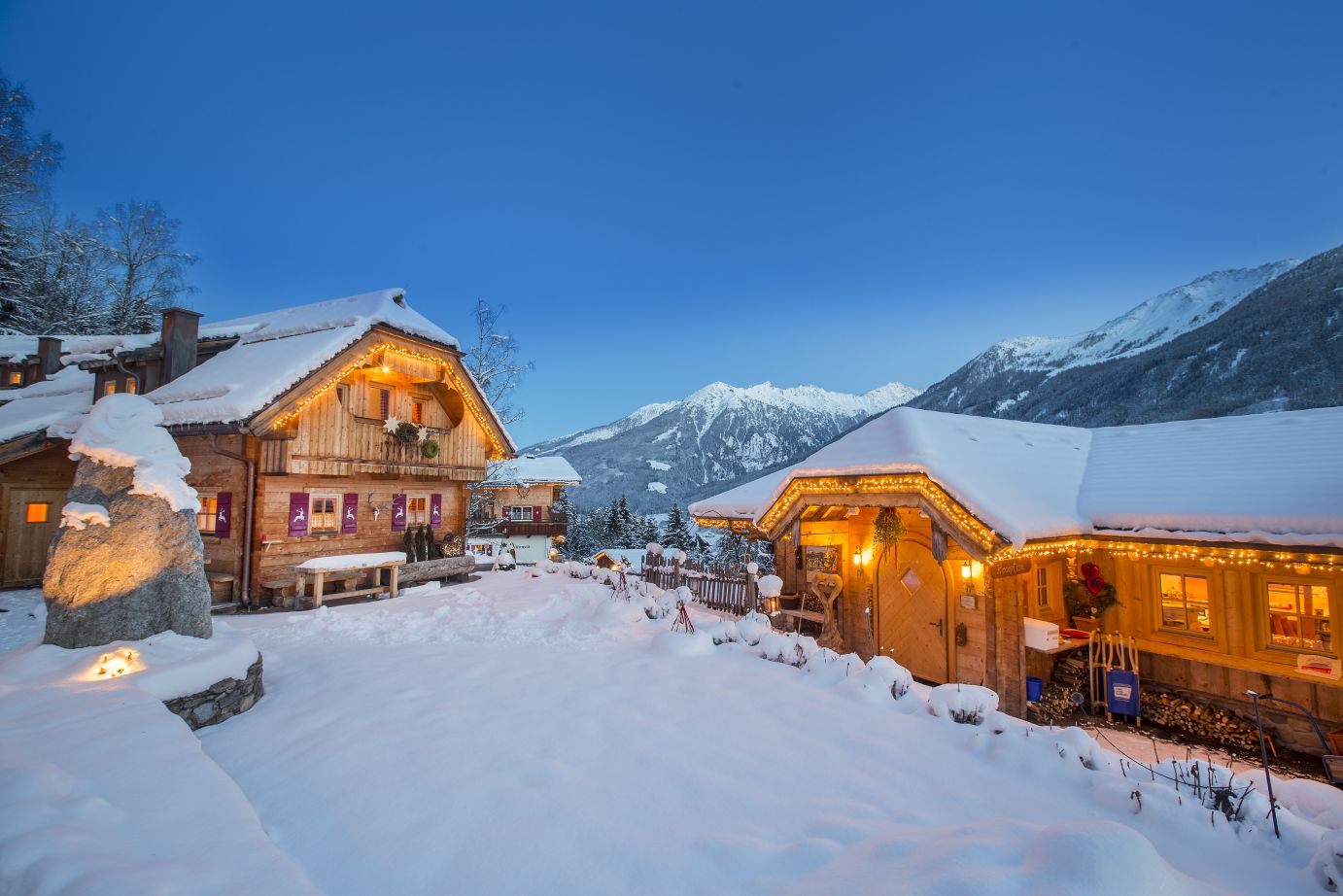 Gemütliche Atmosphäre inmitten der Weihnachtlichen Chalets (c) Franz Reifmüller Naturdorf Oberkühn