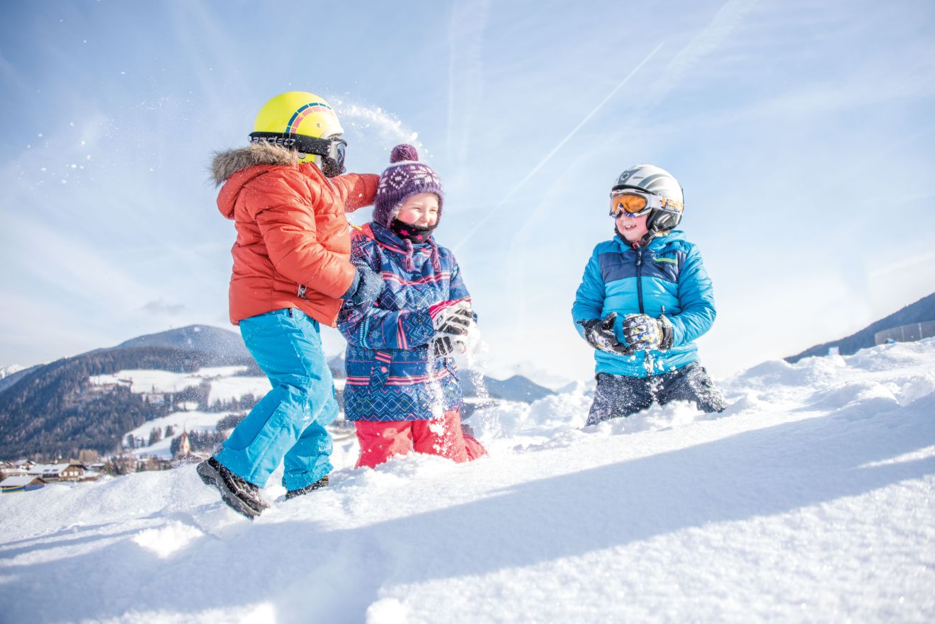 Kinder haben Spass im Schnee (c) Rotwild Olang