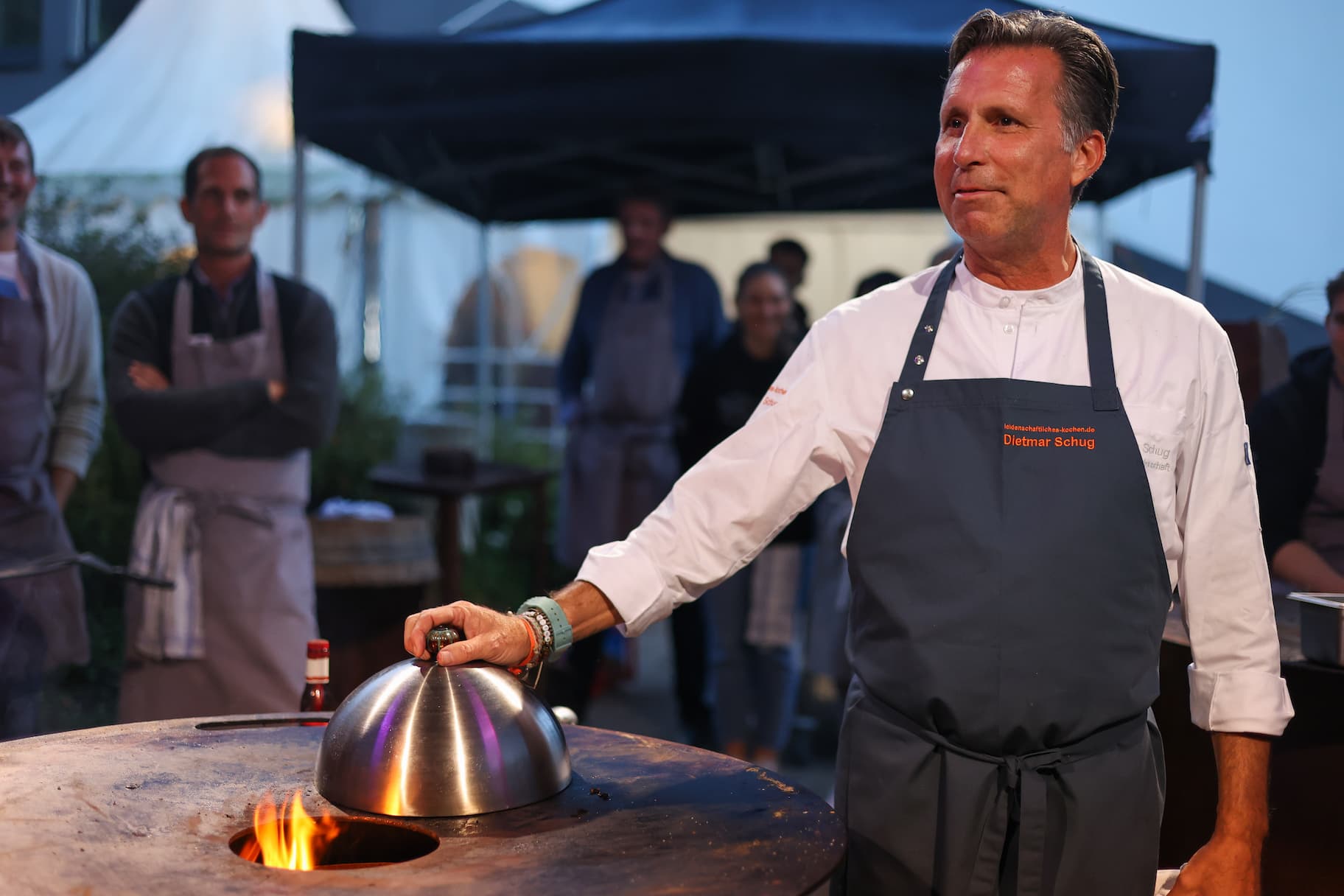 Privatkoch und Grillmeister Dietmar Schug beim Grillkurs"Meat and Greet" in Köln (Die Bildrechte liegen bei dem Verfasser der Mitteilung.) Privatkoch und Grillmeister Dietmar Schug beim Grillkurs"Meat and Greet" in Köln (Die Bildrechte liegen bei dem Verfasser der Mitteilung.)