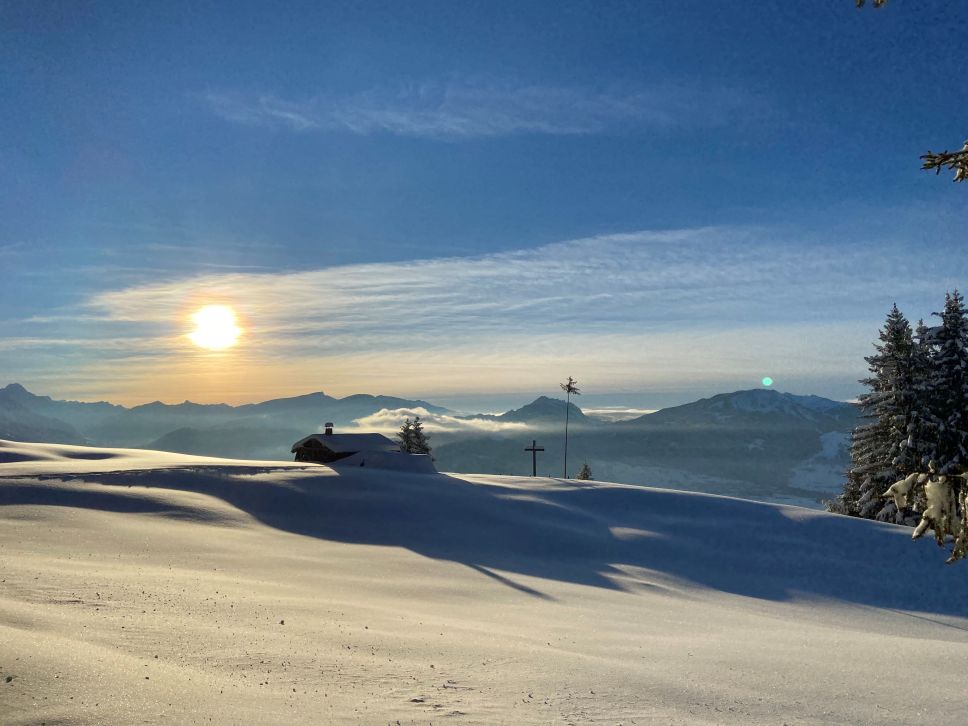 Schneelandschaft bei Sonnenschein (c) Patrick vom Berg (Parkhotel Burgmühle)