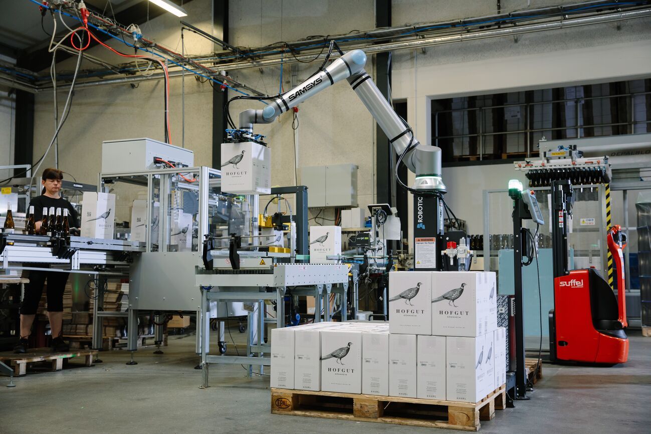 Ein UR20 palettiert bei der Raumland GmbH Weinkartons (Bildquelle: @Universal Robots) Ein UR20 palettiert bei der Raumland GmbH Weinkartons (Bildquelle: @Universal Robots)