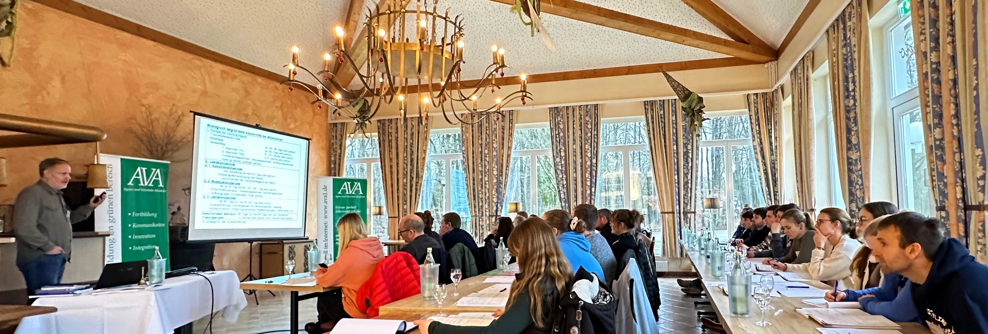 Aufmerksame und wissbegierige Teilnehmer  des AVA-Fütterungsseminars