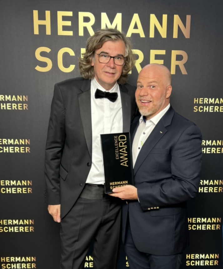 Fachjuror Hermann Schererüberreichte Ralf Haase dem Excellence Award (Die Bildrechte liegen bei dem Verfasser der Mitteilung.)