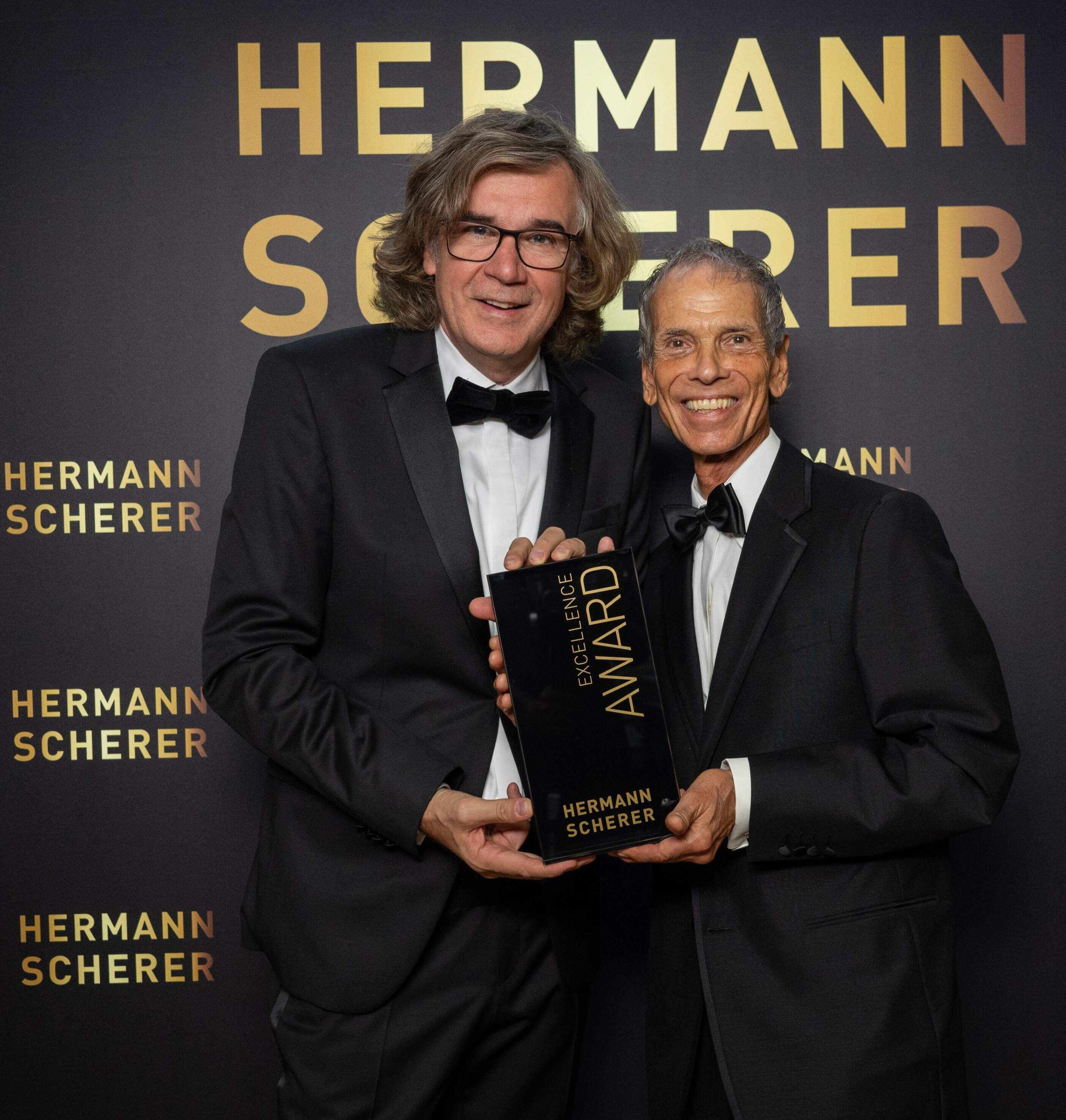 Hermann Scherer (l.)übergibt Excellence Award an Michael Tschugg (Die Bildrechte liegen bei dem Verfasser der Mitteilung.)