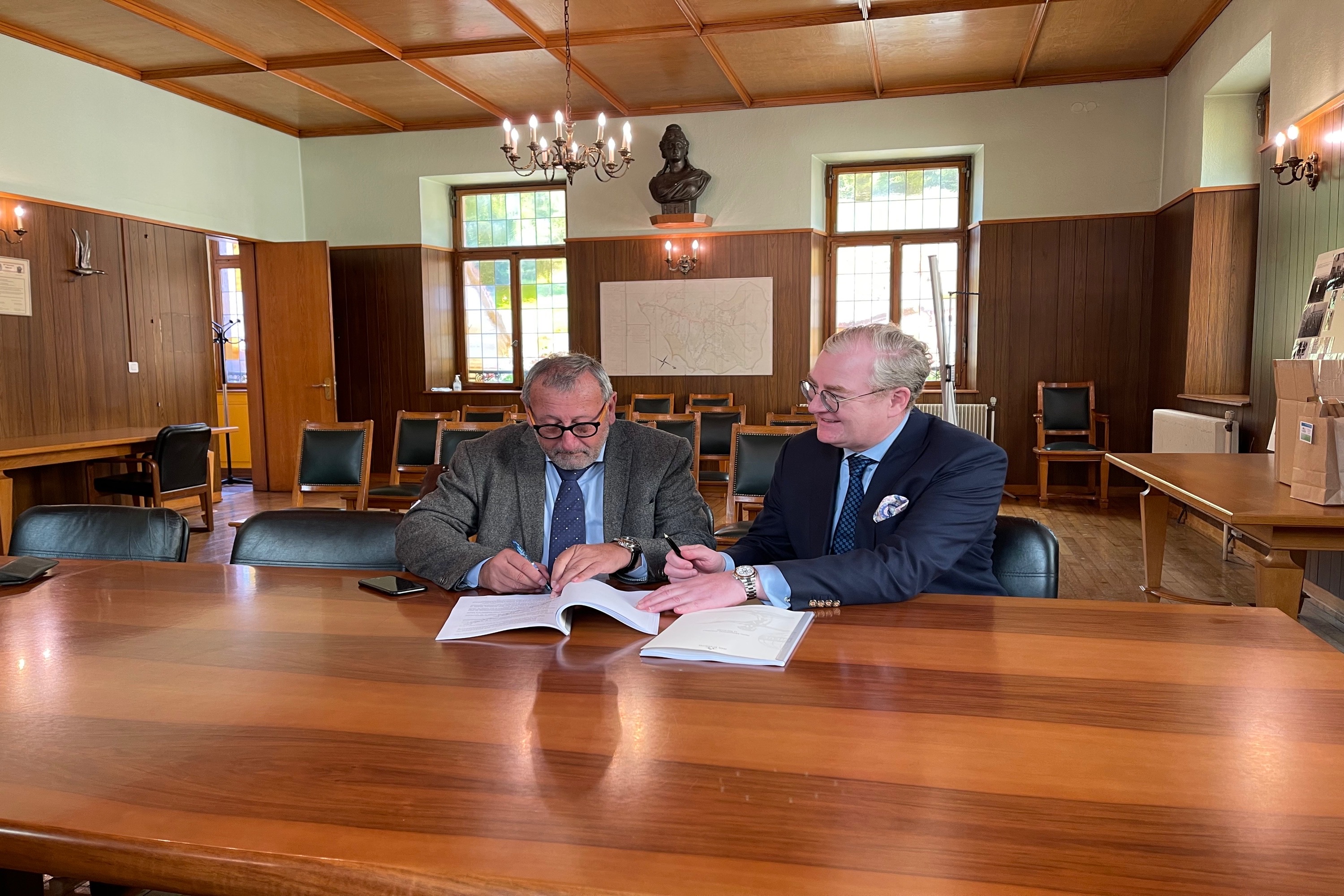 Vertragsunterzeichnung zwischen Robert Egerle (Hotel Le Willmann) und Martin R. Smura (Grand Metropolitan Hotels).