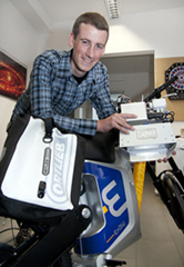 Björn Rast zeigt das Datenaufzeichnungsgerät, mit dem jedes E-Bike ausgestattet ist. 