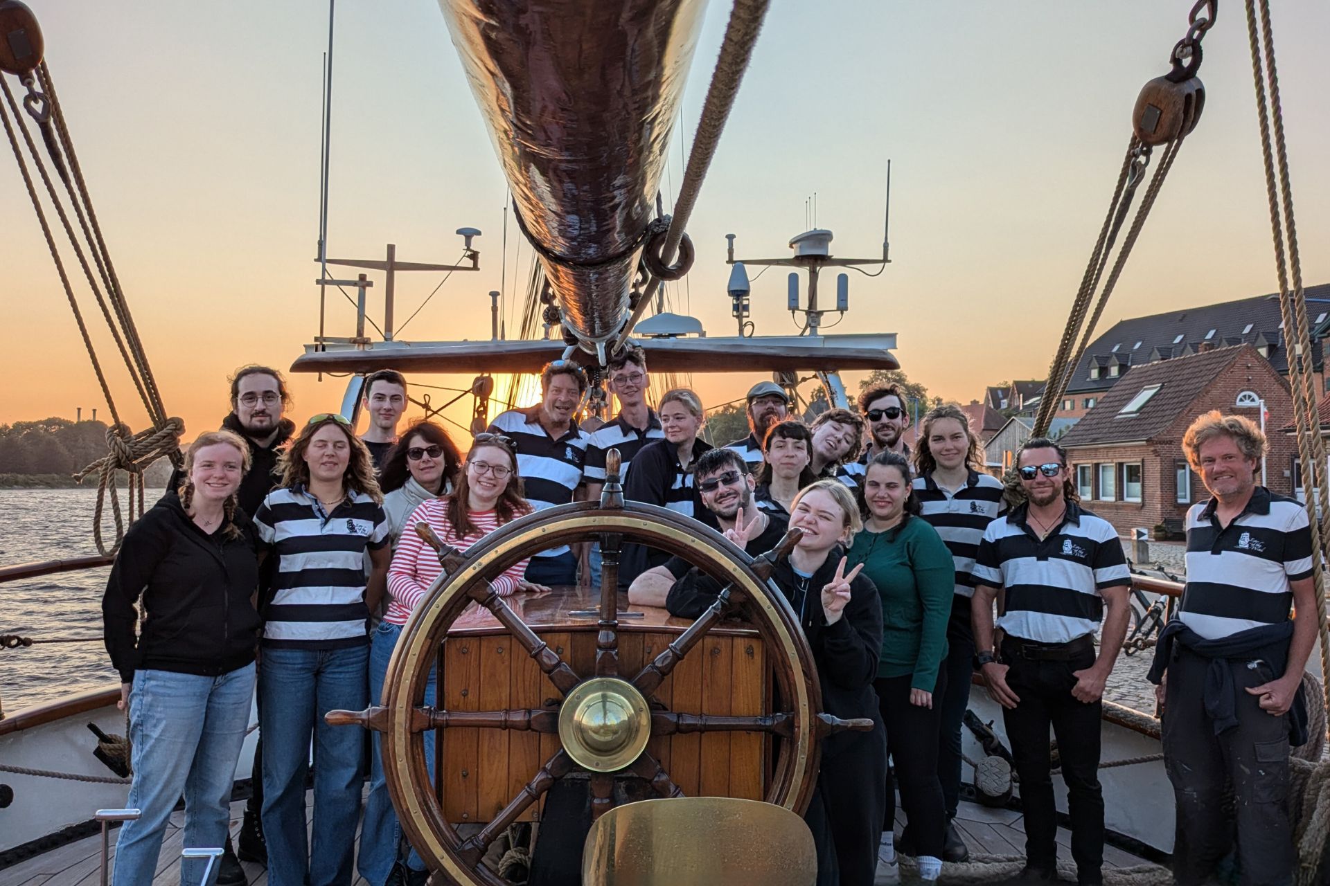 Die Auszubildenden und Studierenden segelten gemeinsam mit der Crew der„Eye of the Wind". (Bildquelle:©Eye of the Wind)