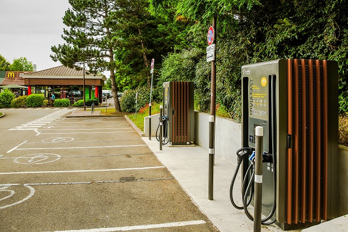 Delta liefert ultraschnelle 200-kW-DC-EV-Ladegeräte für das IZIVIA FAST-Ladenetzwerk von McDonald’s (Bildquelle: @ Delta Electronics) Delta liefert ultraschnelle 200-kW-DC-EV-Ladegeräte für das IZIVIA FAST-Ladenetzwerk von McDonald’s (Bildquelle: @ Delta Electronics)
